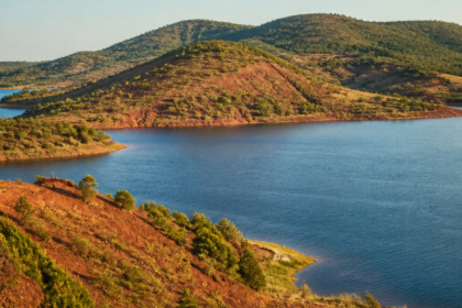 Le lac du Salagou depuis Montpellier : une escapade entre baignade, randonnée et paysages rouges